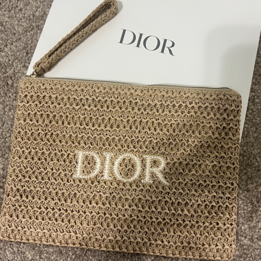 Dior Beige Raffia Clutch with Pearl Charm - Picture 2 of 9